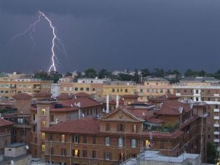 Violento temporale mette in ginocchio la capitale romana