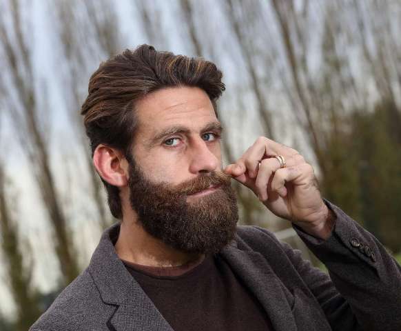 La barba lunga contiene batteri infetti; Olobic: serve molta igiene