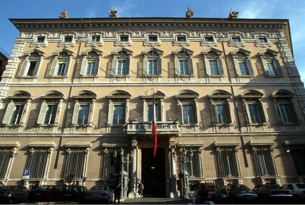 Roma, lanciato l'allarme nei cimiteri capitolini: resti umani tra le tombe