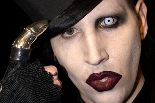 Firenze: Marilyn Manson brucia la bibbia sul palco