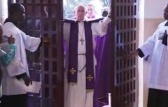 Papa Francesco apre il Giubileo. La Porta Santa aperta nella 
