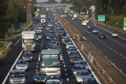 Traffico intenso sull'autostrada A14 nei pressi dell'innesto con la A1 per il controesodo estivo Bologna, 30 agosto 2015.ANSA/GIORGIO BENVENUTI