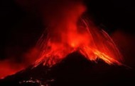 Etna, eruzione:  cenere sui cieli di Messina