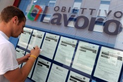 Un ragazzo davanti a una agenzia interinale, in una foto del 31 maggio 2010 a Pisa.Il tasso di disoccupazione resta sostanzialmente stabile a luglio. Nel mese, sottolinea l'Istat, il tasso dei senza lavoro si fissa all'8,4%, in calo apparente rispetto all'8,5% di giugno, solo grazie agli arrotondamenti.  FRANCO SILVI