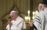 Papa Francesco visita la sinagoga di Roma. Terza volta nella storia