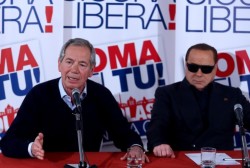 Il candidato sindaco di Roma Guido Bertolaso (S) con SIlvio Berlusconi durante la conferenza stampa a Roma, 23 marzo 2016.  ANSA/FABIO CAMPANA