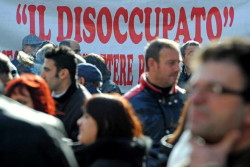 WCENTER 0XMIDBKDKO                Una manifestazione di disoccupati in una immagine di archivio. Il tasso di disoccupazione nel secondo trimestre 2012 risulta pari al 10,5%, in crescita di 2,7 punti percentuali su base annua. Lo rileva l'Istat oggi 31 agosto 2012 in base a dati grezzi. Si tratta del tasso più alto, in base a confronti tendenziali, dal secondo trimestre del 1999.  ANSA  CIRO FUSCO