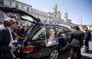 L' addio di Piazza Navona al politico fuori dal coro. Presenti delegazioni dei detenuti di Rebibbia