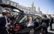 L' addio di Piazza Navona al politico fuori dal coro. Presenti delegazioni dei detenuti di Rebibbia