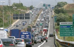 Un'immagine di archivio del 30 luglio 2005  mostra il traffico intenso sul  Grande Raccordo Anulare (GRA) a Roma. "Non saranno messi pedaggi sul Grande Raccordo Anulare o su altri accessi alla capitale". Lo ha detto il sindaco di Roma Gianni Alemanno di ritorno da un incontro al Ministero dell'Economia. "E' oggetto di trattativa la possibilita di recuperare altre risorse dallo stato" ha aggiunto il sindaco precisando che "una parte degli interventi per recuperare risorse riguarda la nostra facolta". "Tagli e tasse comunque -ha concluso Alemanno - non devono gravare sui cittadini e in questo senso la tassa turismo non pesa sulla popolazione".    CLAUDIO PERI / DBA