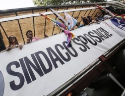 Uno striscione con scritto "sindaco sposaci!" esposto al Roma Pride 2016, Roma, 11 giugno 2016 (ANSA/ GIUSEPPE LAMI)