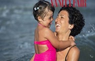 Agnese Renzi abbraccia la nipotina malata per compiacere il marito