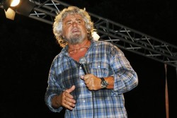 Beppe Grillo a Messina, nella piazza della Cattedrale, per l'avvio della campagna elettorale del Movimento 5 Stelle per le Regionali in Sicilia, dopo aver compiuto a nuoto la traversata dello Stretto di Messina, 10 ottobre 2012. ANSA / FRANCESCO SAYA