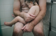 Pubblica la foto del marito che fa la doccia col figlio malato