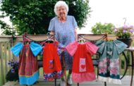 Beneficenza, una vecchietta cuce un abito al giorno per le bambine bisognose
