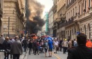 Paura a Roma in via del Tritone, esplode un autobus di linea Atac in pieno centro